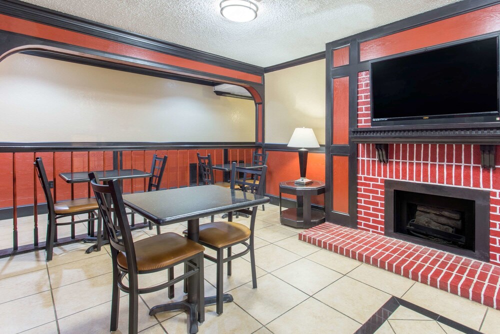 Super 8 by Wyndham Texarkana AR - photo 2