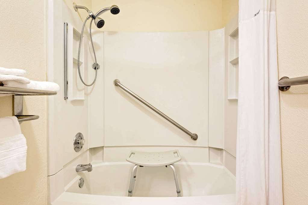 Days Inn by Wyndham Fairmont - photo 4