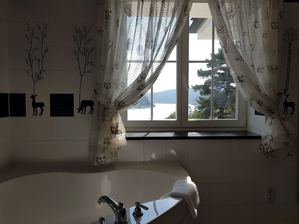 Deep soaking bathtub