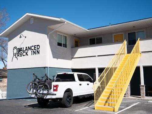 Balanced Rock Inn - photo 2