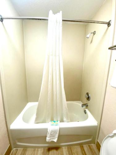 Regency Inn - photo 3