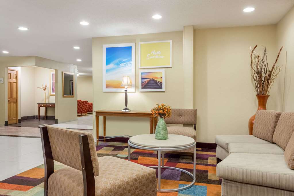 Days Inn & Suites by Wyndham Bloomington Normal IL - photo 2