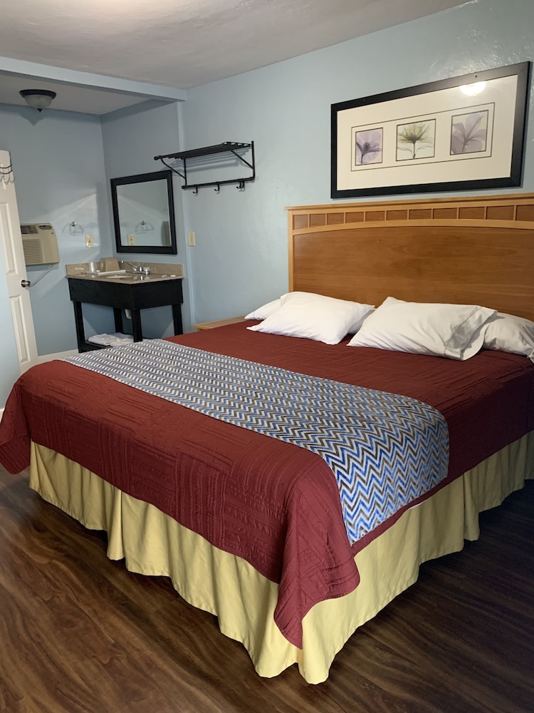 Deluxe Inn - featured photo