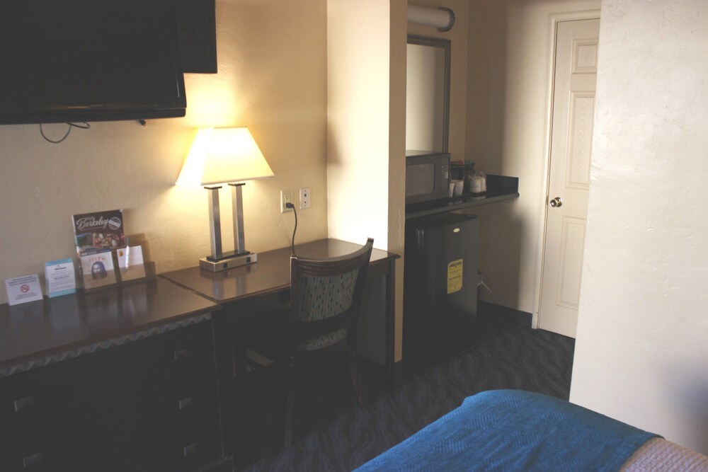 Super 8 by Wyndham Berkeley - photo 4