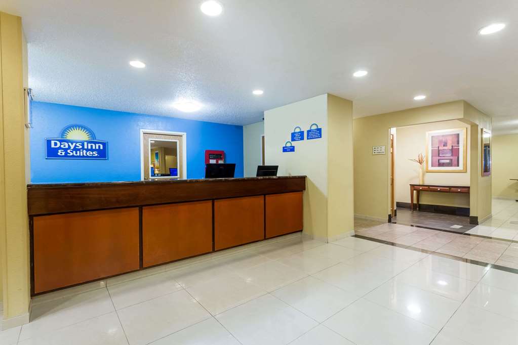 Days Inn & Suites by Wyndham Bloomington Normal IL - photo 3