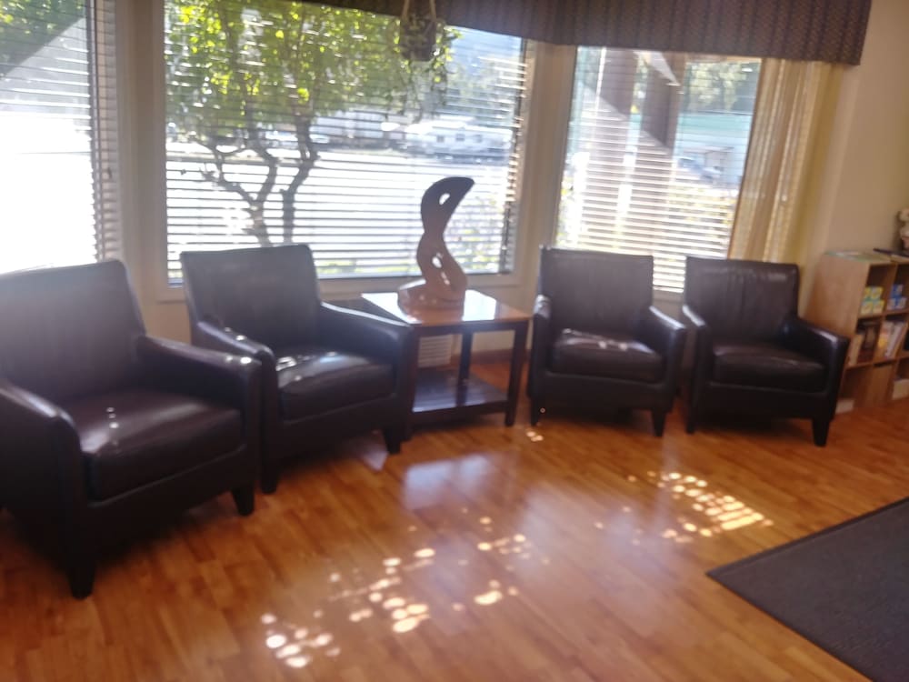 Oakridge Inn & Suites - photo 4