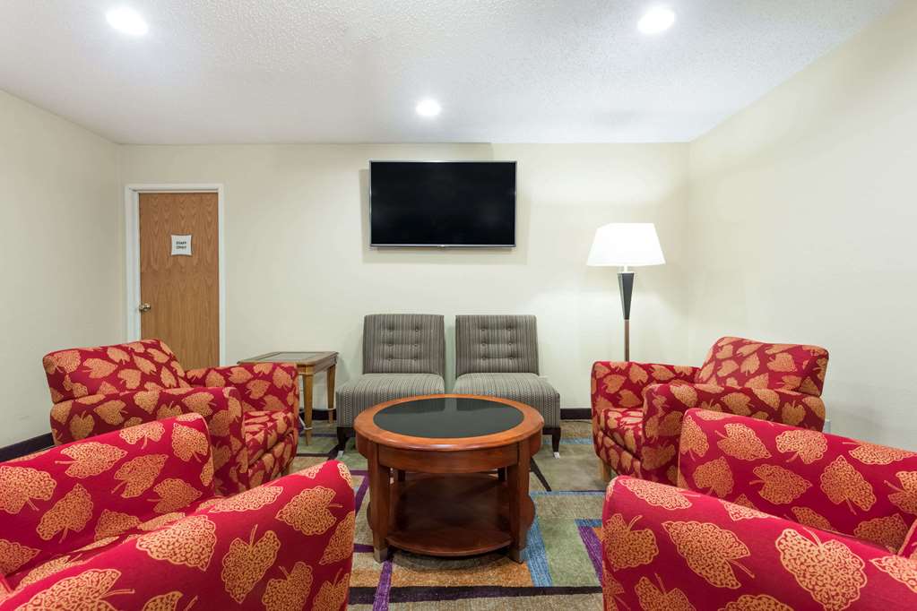Days Inn & Suites by Wyndham Bloomington Normal IL - photo 4