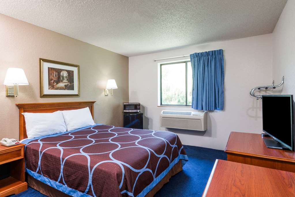 Super 8 by Wyndham Delmont - photo 5