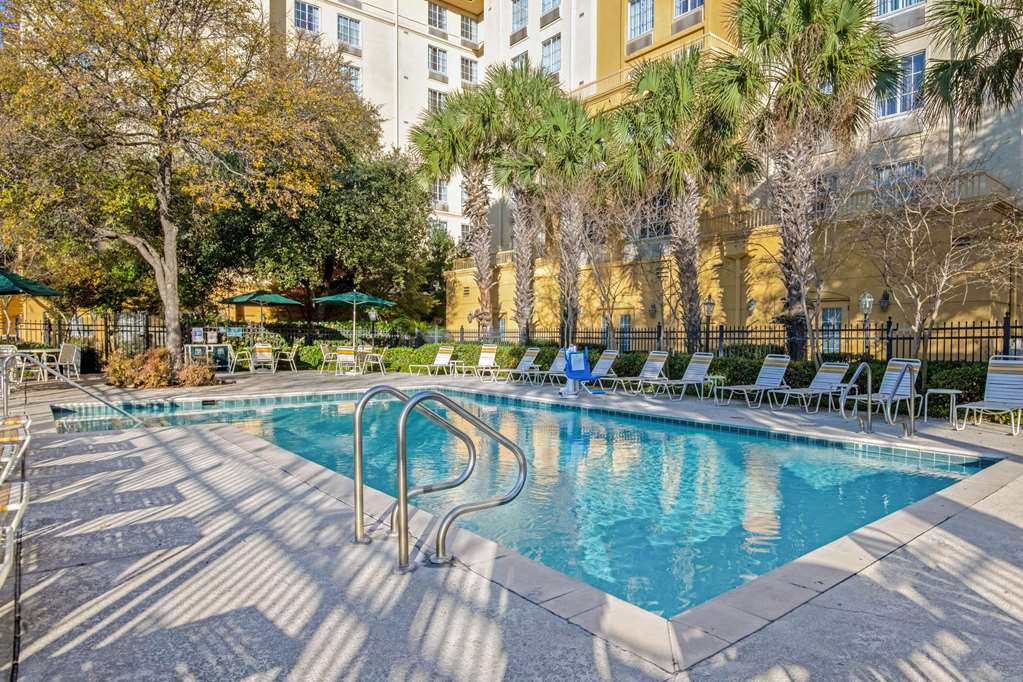 La Quinta Inn & Suites by Wyndham San Antonio Airport - photo 4