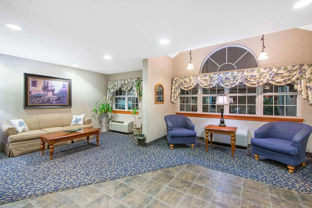 Microtel Inn & Suites by Wyndham Hazelton Bruceton Mills - photo 2