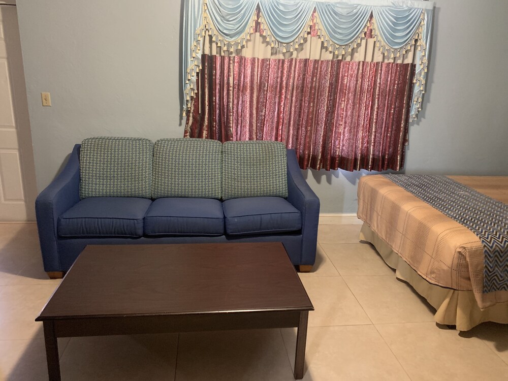 Deluxe Inn - photo 4