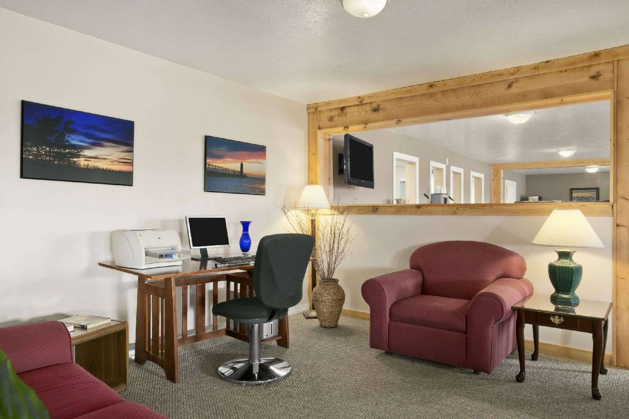 Baymont by Wyndham Manistee - photo 2