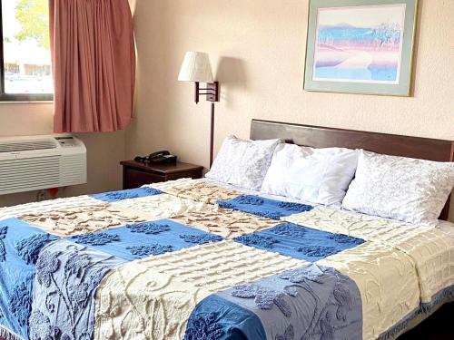 Regency Inn - photo 4