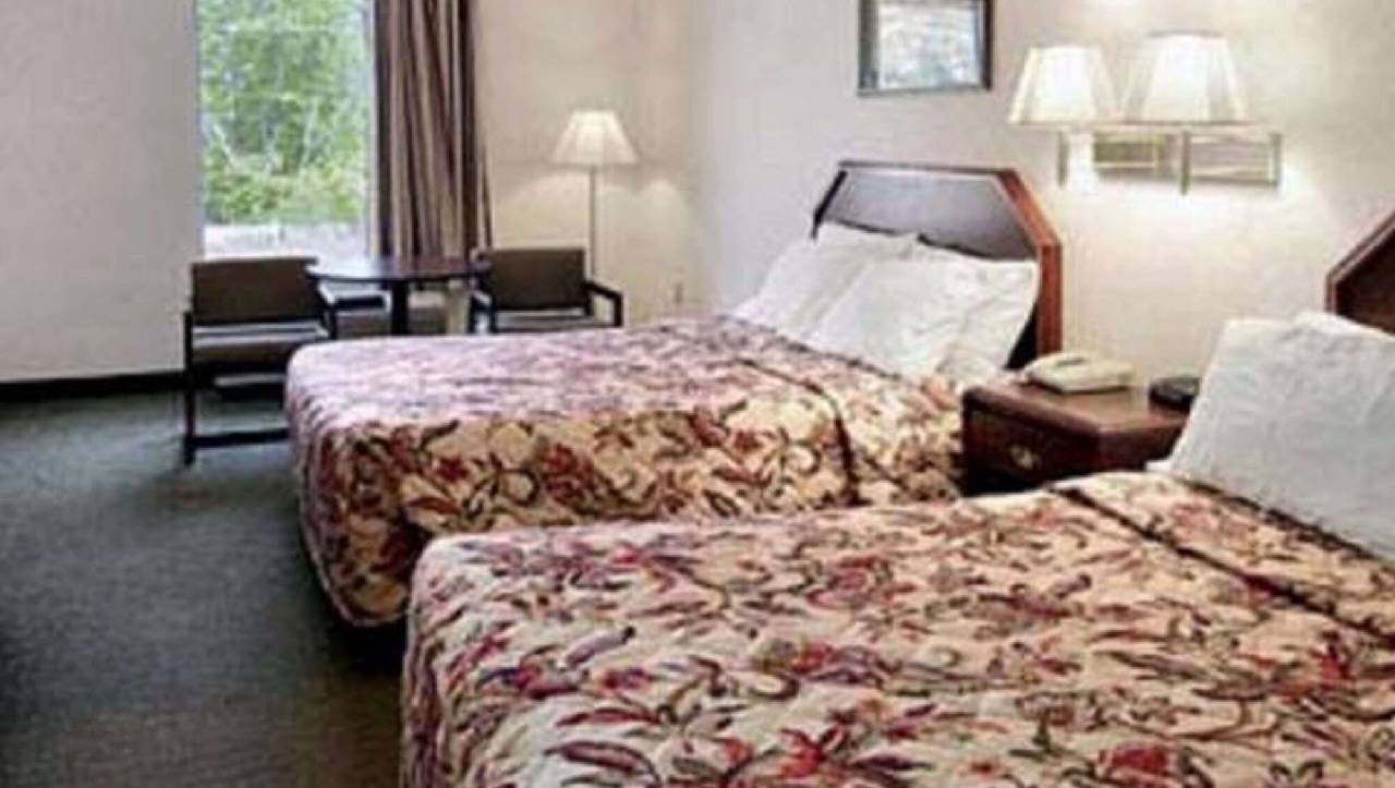 Gray Inn and Suites - photo 4