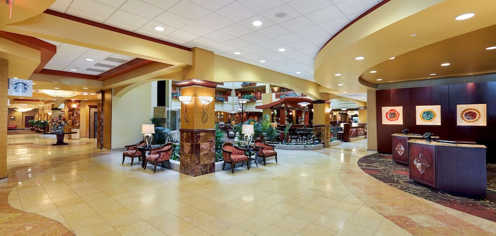 Embassy Suites by Hilton Hampton Convention Center - photo 2