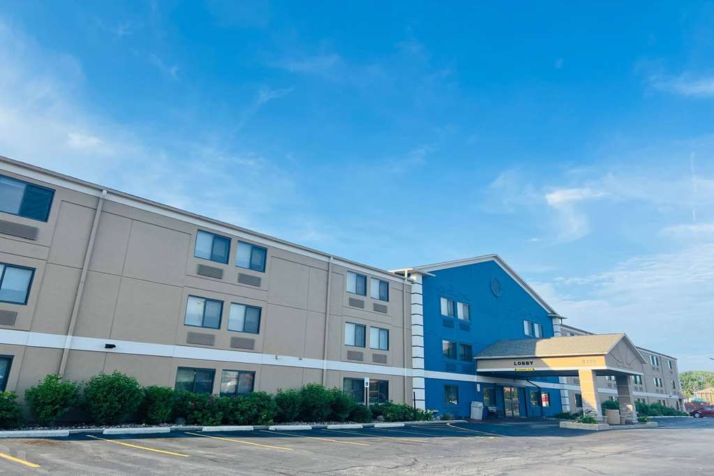 AmericInn by Wyndham Glendale Milwaukee - photo 3