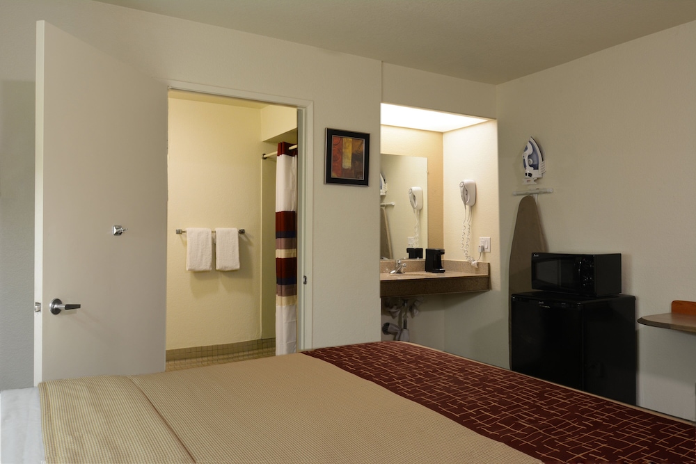 Red Roof Inn San Dimas Fairplex - photo 5