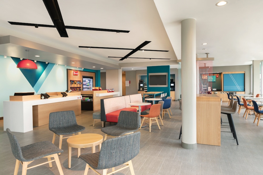 avid hotel Roseville Minneapolis North an IHG Hotel - photo 2