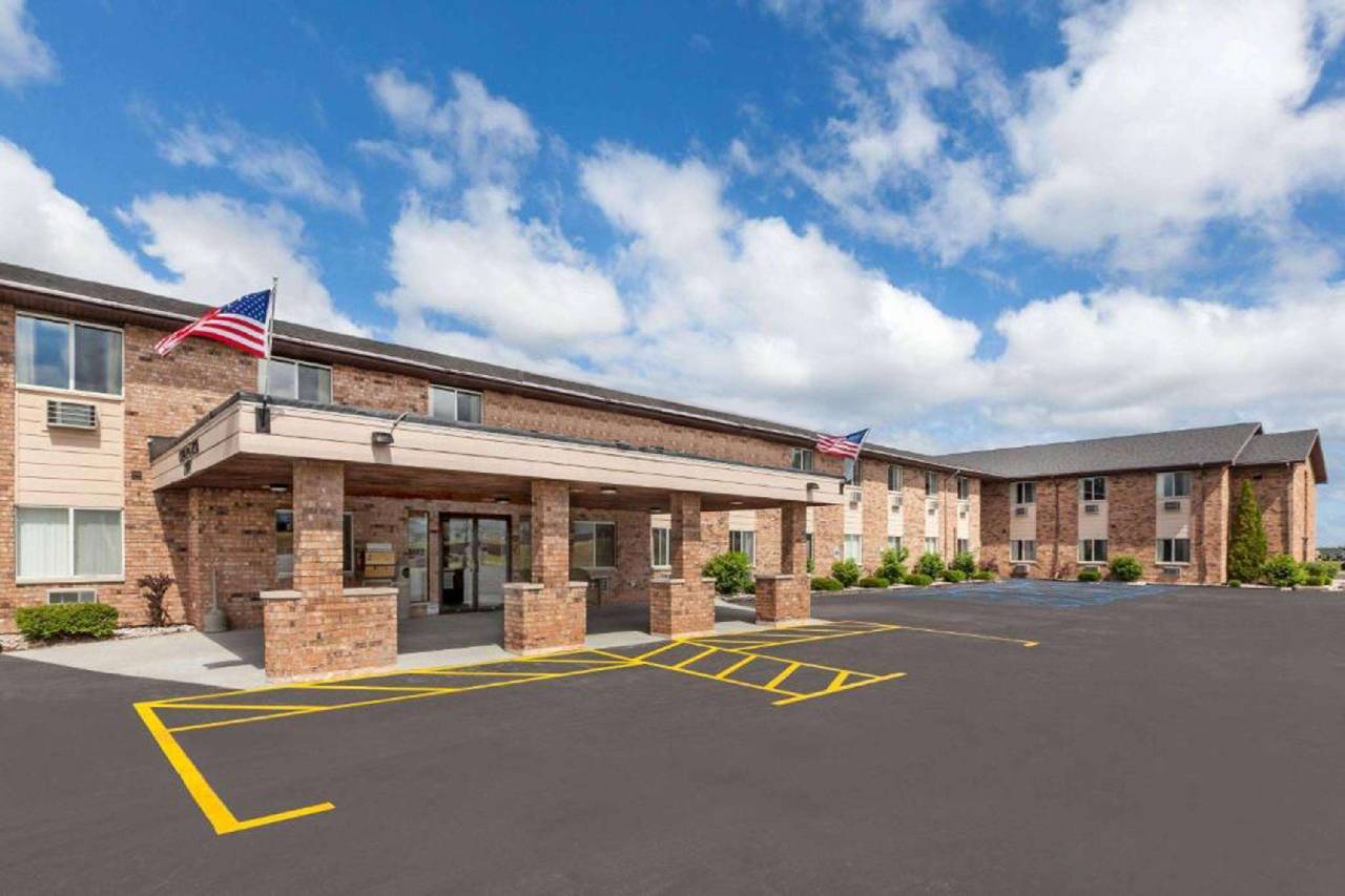 Baymont by Wyndham Manistee - photo 5