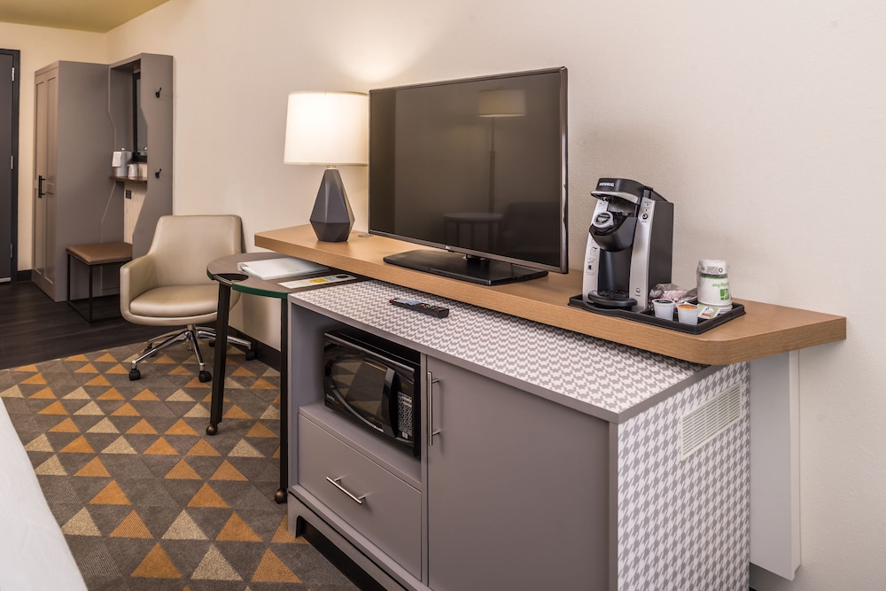 Holiday Inn Joplin an IHG Hotel - photo 2