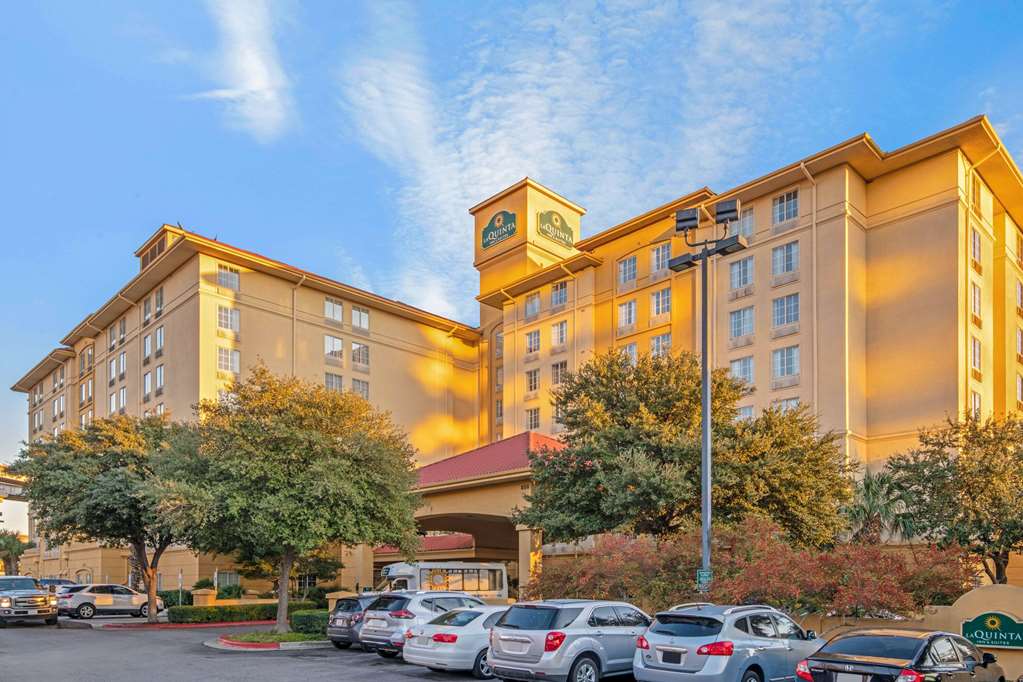 La Quinta Inn & Suites by Wyndham San Antonio Airport - photo 2