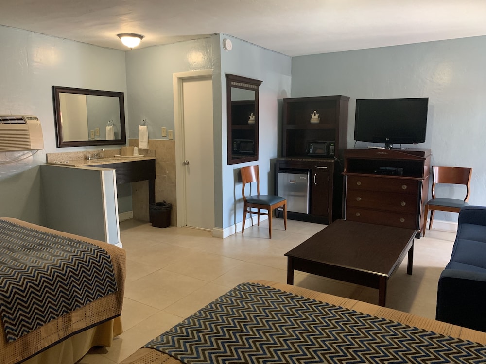 Deluxe Inn - photo 2