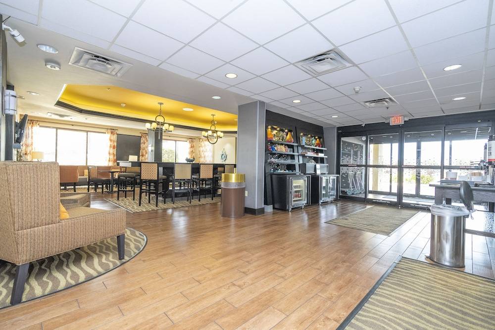 Hampton Inn Spring Hill - photo 3