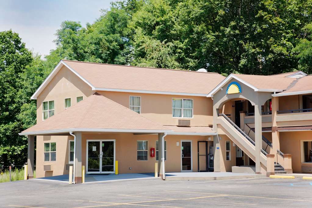 Days Inn by Wyndham Fairmont - featured photo