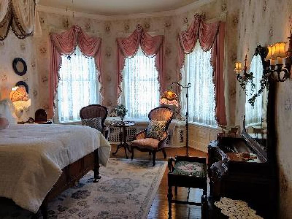 Alexander Mansion Bed and Breakfast - photo 4