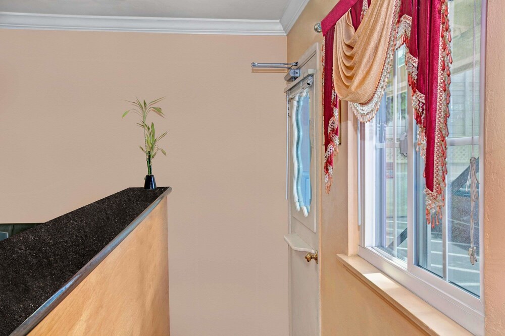 Super 8 by Wyndham Berkeley - photo 2