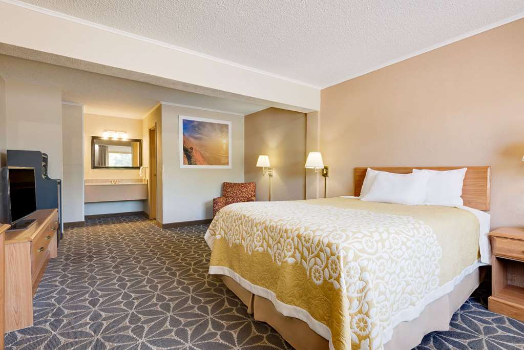 Days Inn by Wyndham Fairmont - photo 5