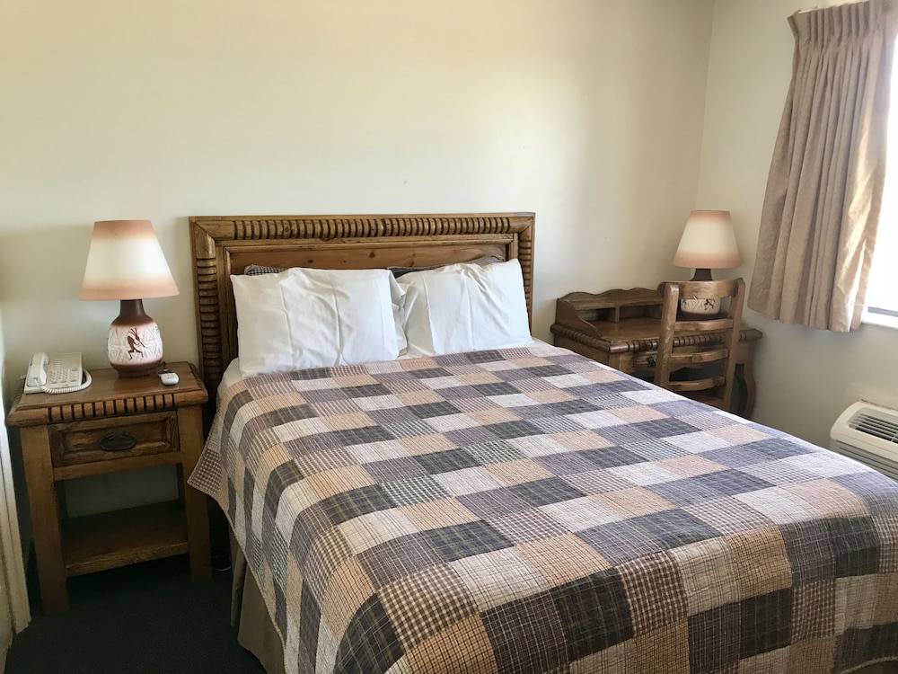 Four Corners Inn - photo 4
