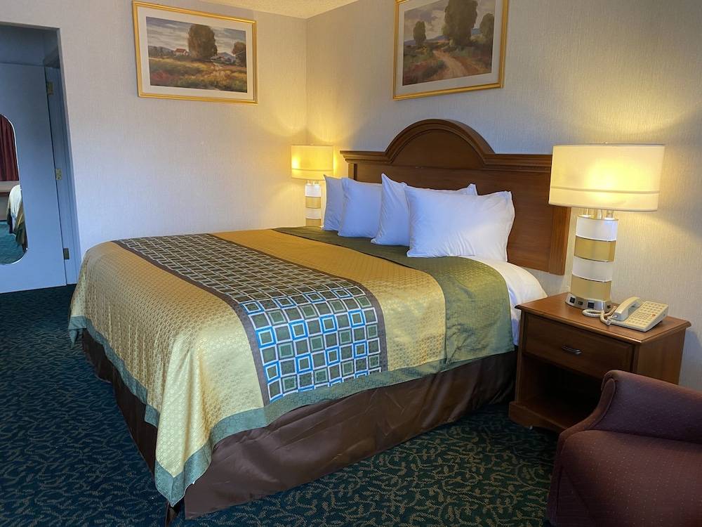 Harrisonville Inn & Suites - photo 5