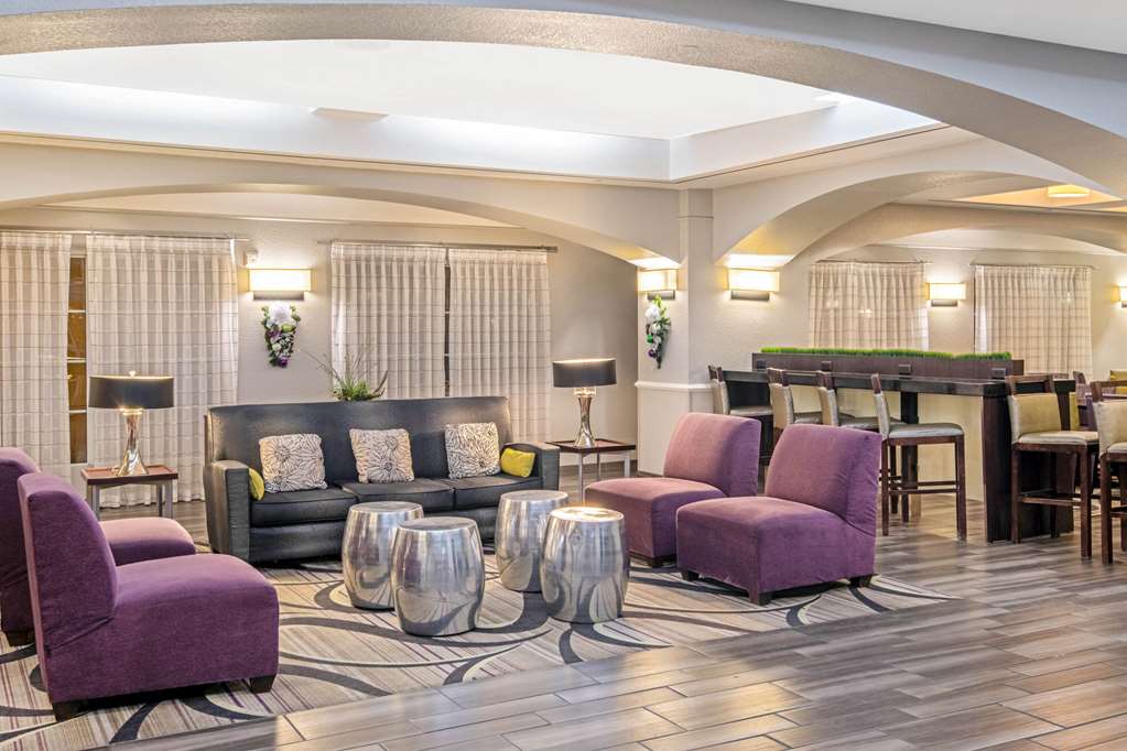 La Quinta Inn & Suites by Wyndham San Antonio Airport - photo 3