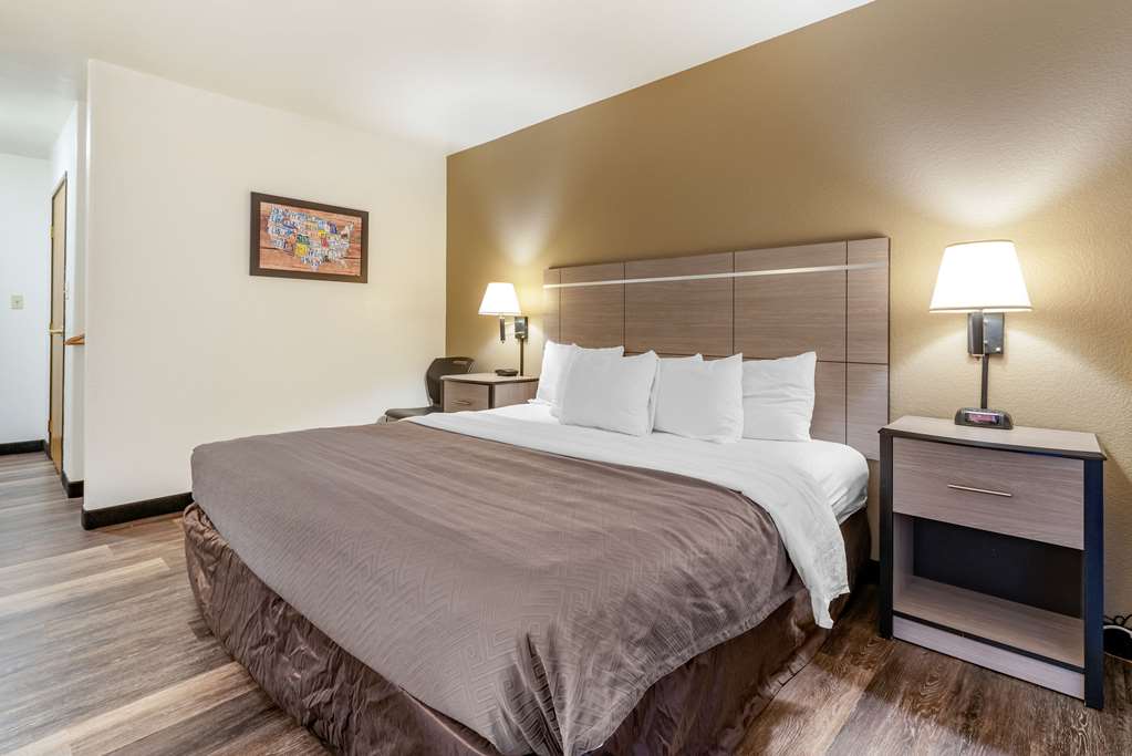 Econo Lodge Pueblo - photo 4