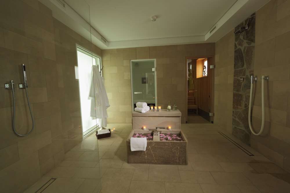 nassbereich mit finnischer sauna und dampfbad