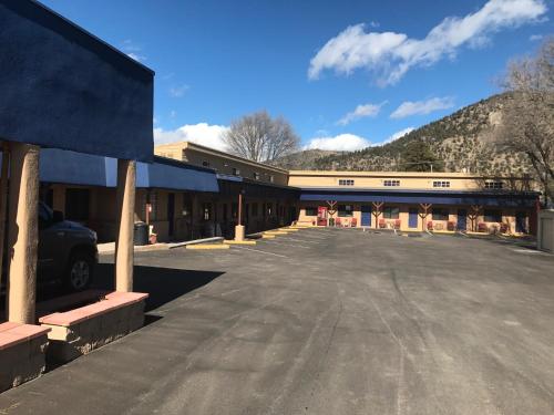 Apache Motel - featured photo
