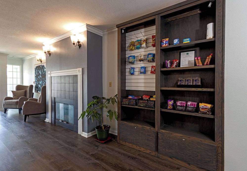 Quality Inn & Suites Tulare - photo 4